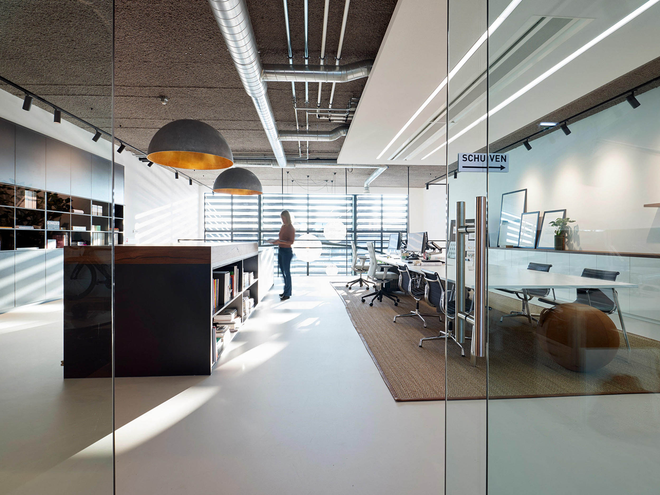 Interieurontwerp werkplekken in kantooromgeving door Studio Doable