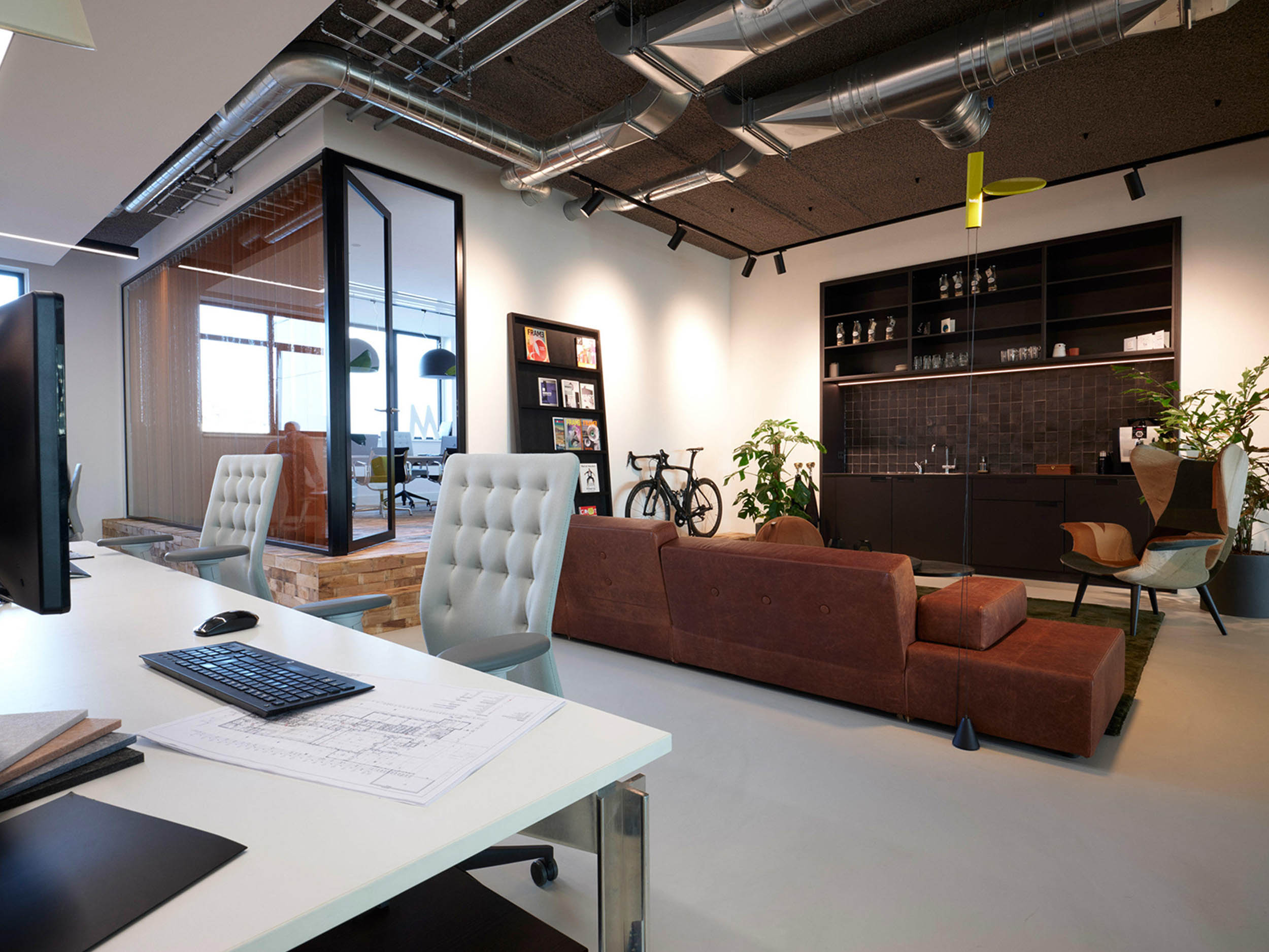 Interieurontwerp ontmoetingsruimte in kantooromgeving door Studio Doable